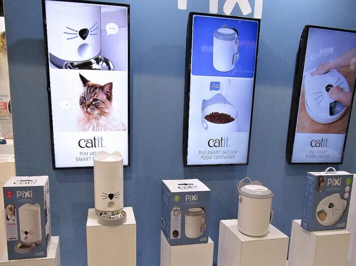 Video signs for Catit products showing automated feeder and vacuum food storage containers.